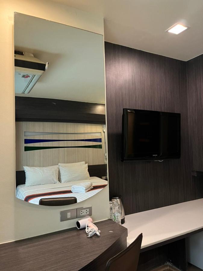 Orion Rooms Sukhumvit 11 Bangkok Exterior photo